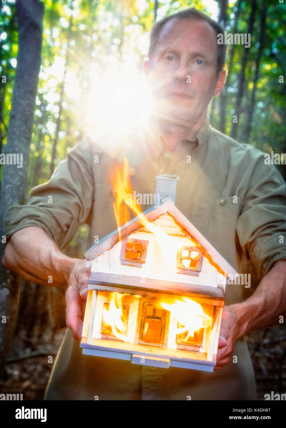Mann hält das Haus in Brand. Stockfoto