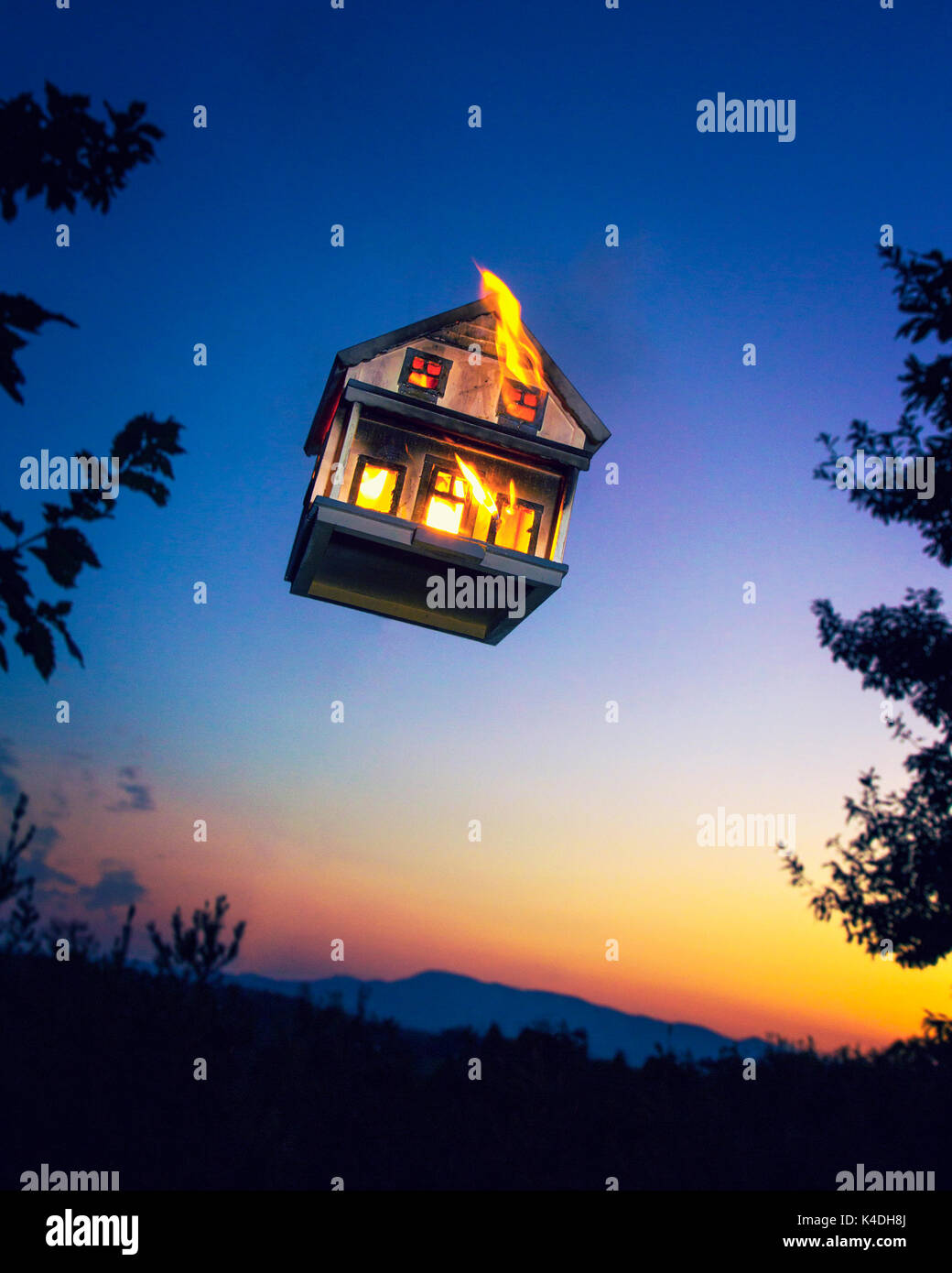 Haus auf Feuer fliegen durch die Luft. Stockfoto