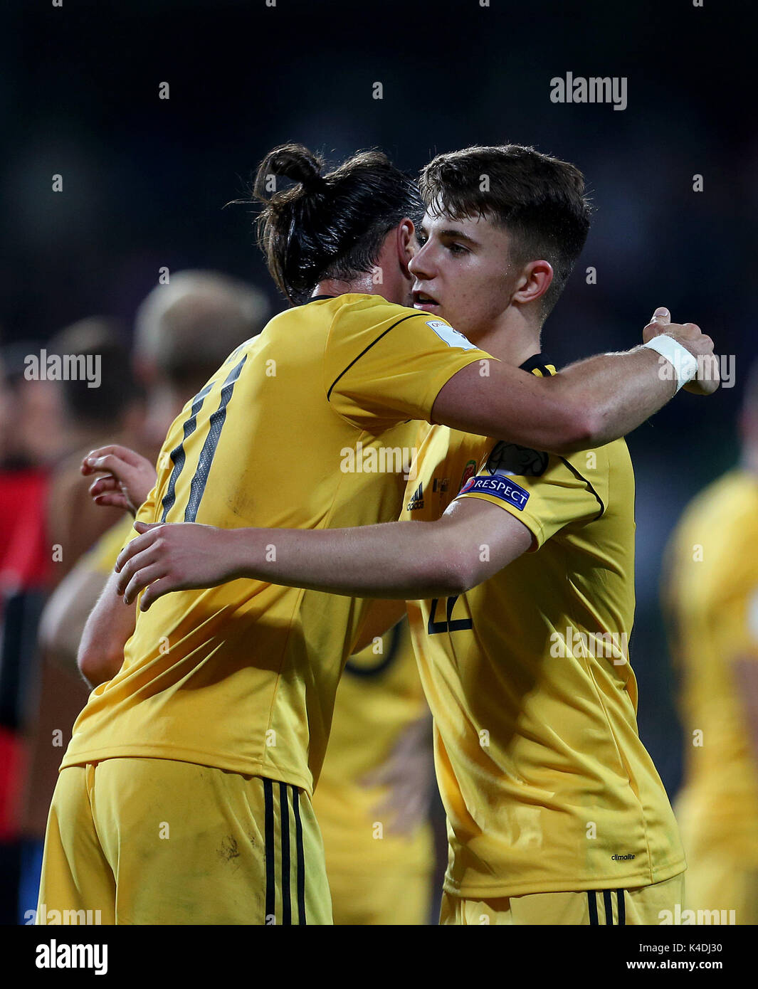 Wales" Gareth Bale (links) und Ben Woodburn nach dem Finale während der FIFA Fußball-Weltmeisterschaft 2018 qualifizieren, Gruppe D Match bei Stadionul Zimbru in Chisinau, Moldawien Pfeifen. Stockfoto