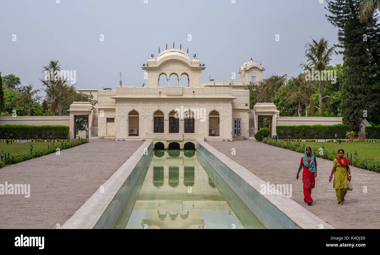 Pinjore Gärten (Yadavindra Garten), für die nebenfrauen des Herrschers errichtet. Das Schloss spiegelt sich im Wasser. Hinduistische Frauen zu Fuß auf den Terrassen. Stockfoto