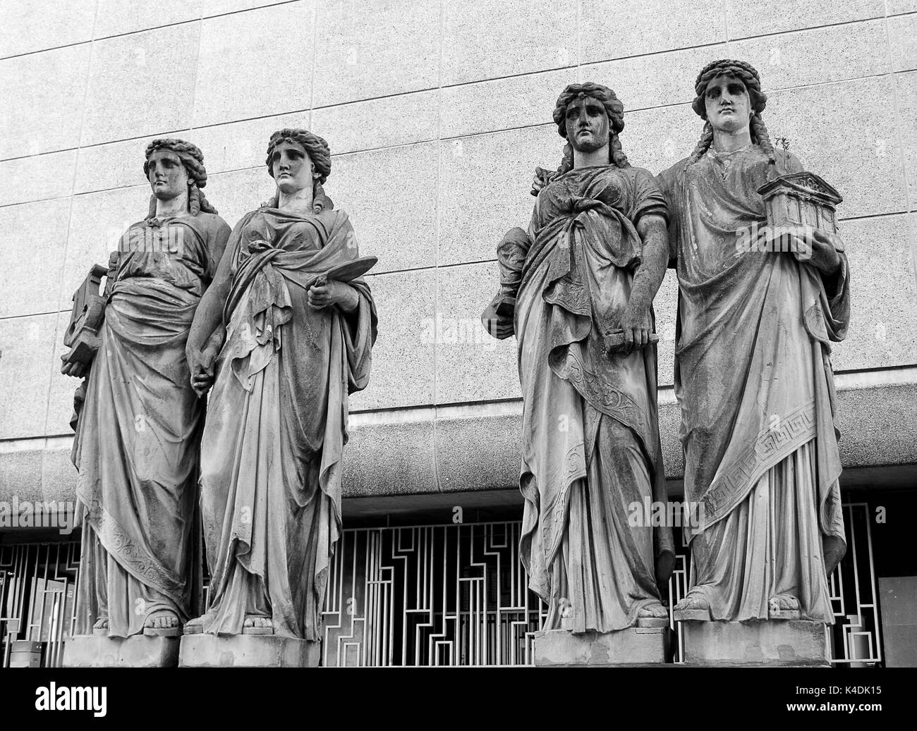 Die Karyatiden, 1891 von Leo Müsch, repräsentieren die bildenden Künste: Architektur, Malerei, Poesie, Musik, die früher auf dem Giebel der Kunsthalle zu finden war, Stockfoto