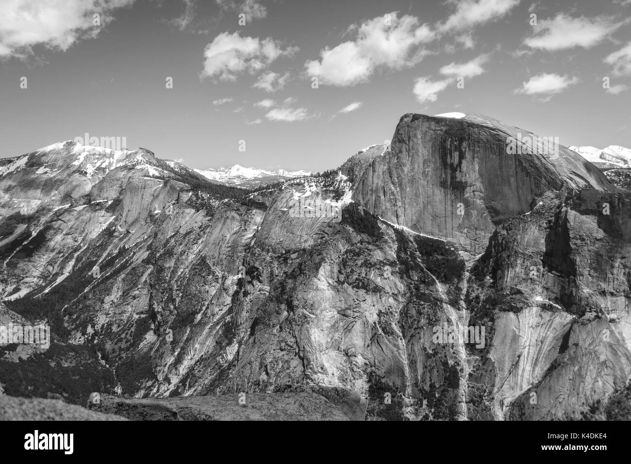 Schwarze und weiße Blick auf den Half Dome und Snowy Mountains von oben Norden Dome im Yosemite National Park - Fotografie von Paul Toillion Stockfoto