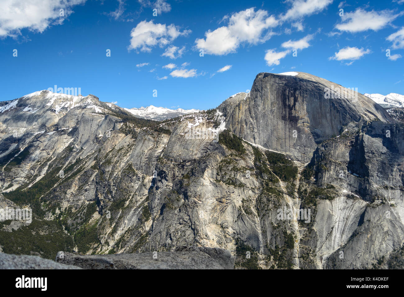 Blick auf den Half Dome und Snowy Mountains von oben Norden Dome im Yosemite National Park - Fotografie von Paul Toillion Stockfoto