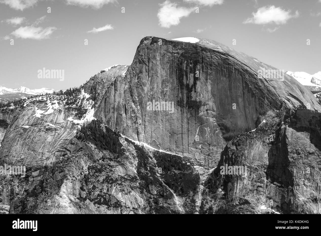 Schwarze und weiße Blick auf den Half Dome und Snowy Mountains von oben Norden Dome im Yosemite National Park - Fotografie von Paul Toillion Stockfoto