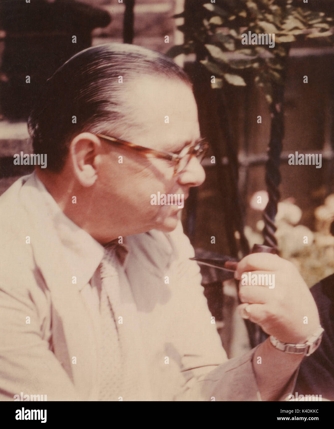 John Bingham, 7. Baron Clanmorris war John Le Carre Inspiration für 'George Smiley". Sitzend auf seinem Garten Schritte in Kensington, London, 1959. Stockfoto
