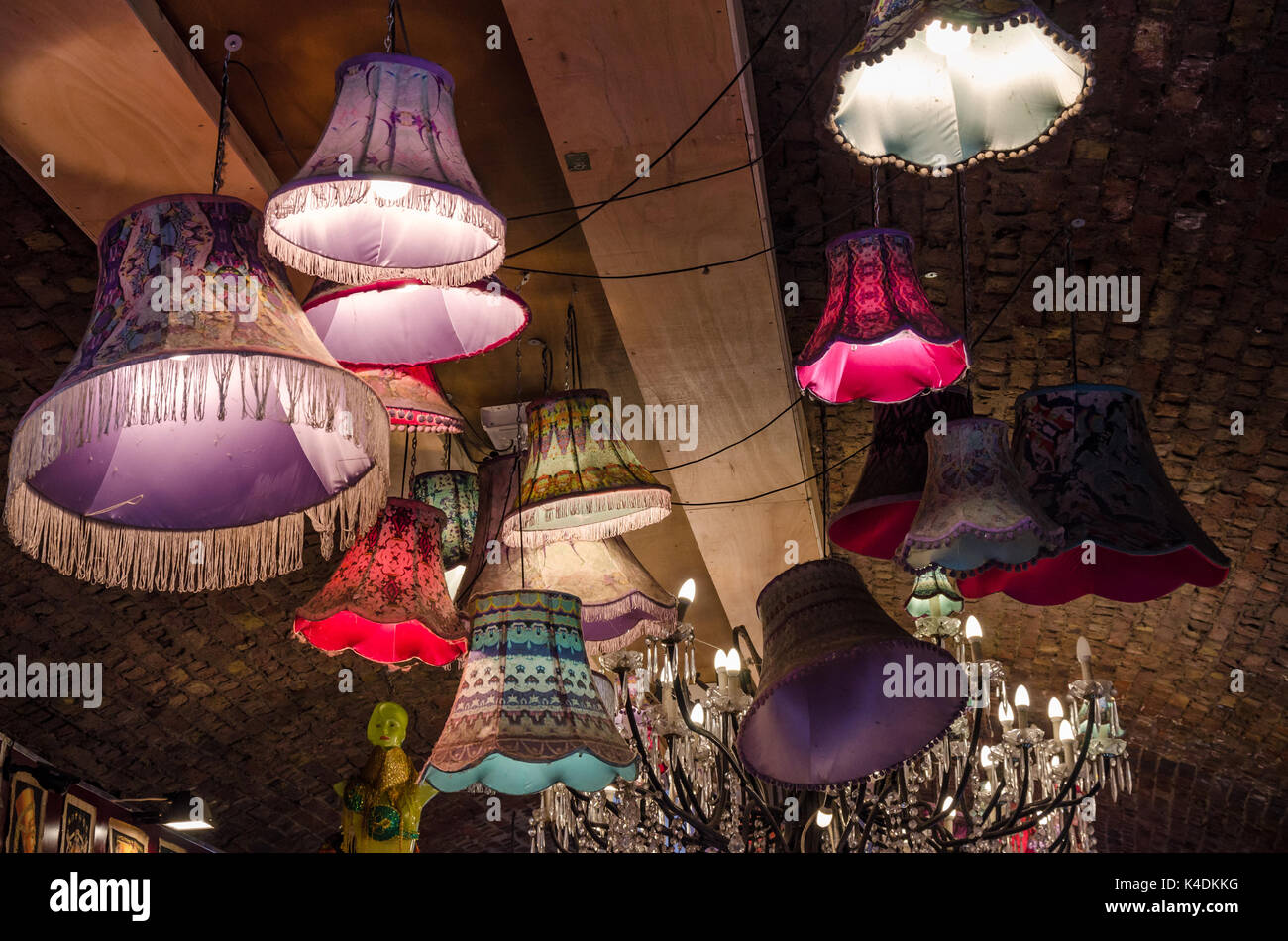 Lampenschirme hängen von der Decke des Pferdes Tunnel, Teil der Camden Market, London. Stockfoto