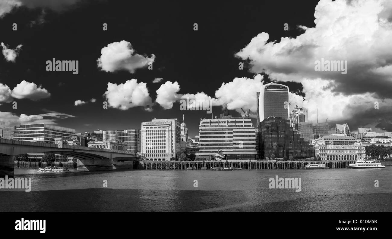 North Bank kommerzielles Eigentum: Themse, City of London, London Bridge, Eigenschaften bei Adelaide House, Old Billingsgate, Walkie Talkie, EC3 Stockfoto