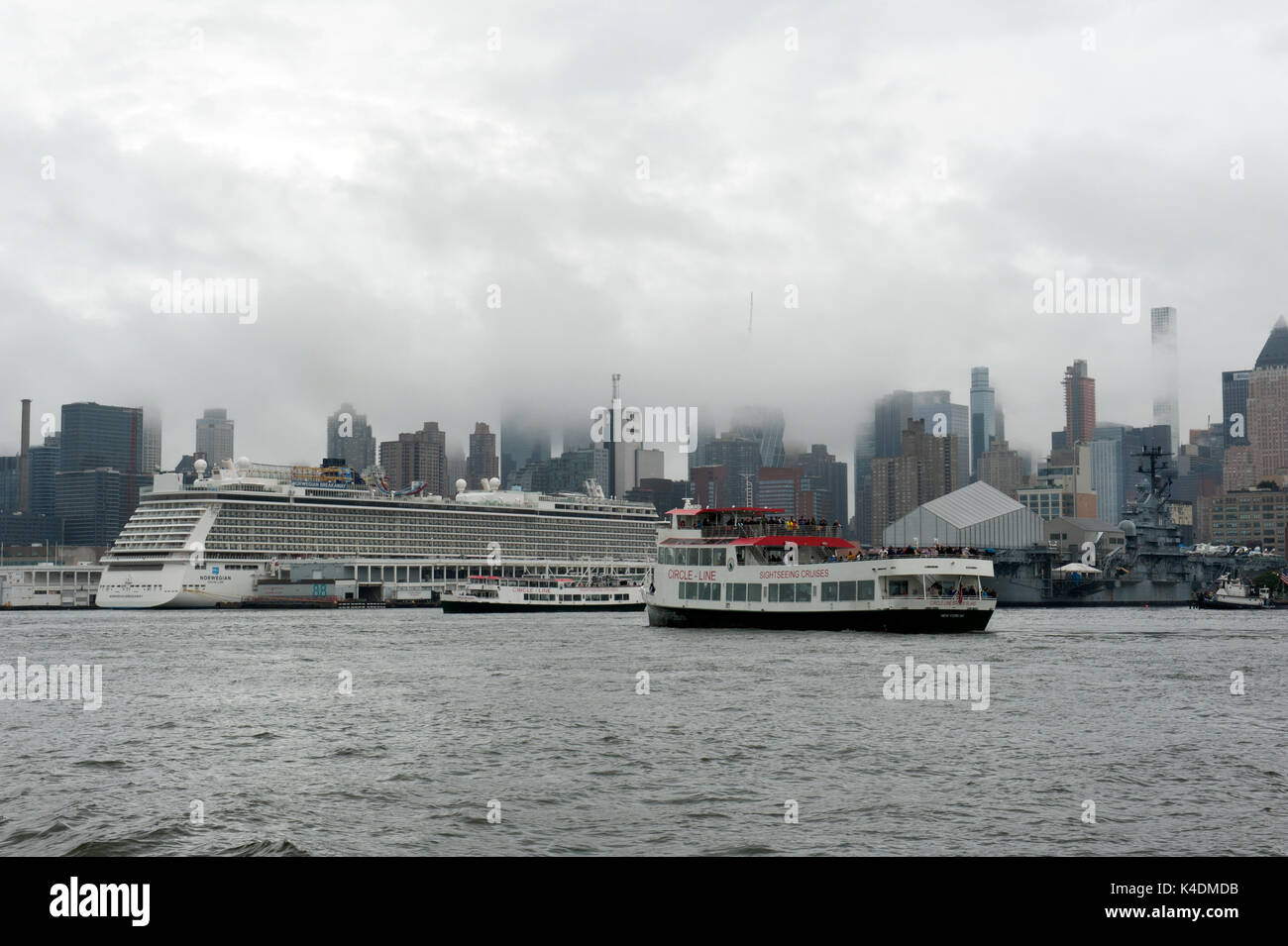 An einem regnerischen Tag Anfang September, ein Circle Line Boot, das Besucher nimmt um Manhattan, Köpfe zu sein Dock in der Nähe der Kreuzfahrtschiffe und die Stockfoto