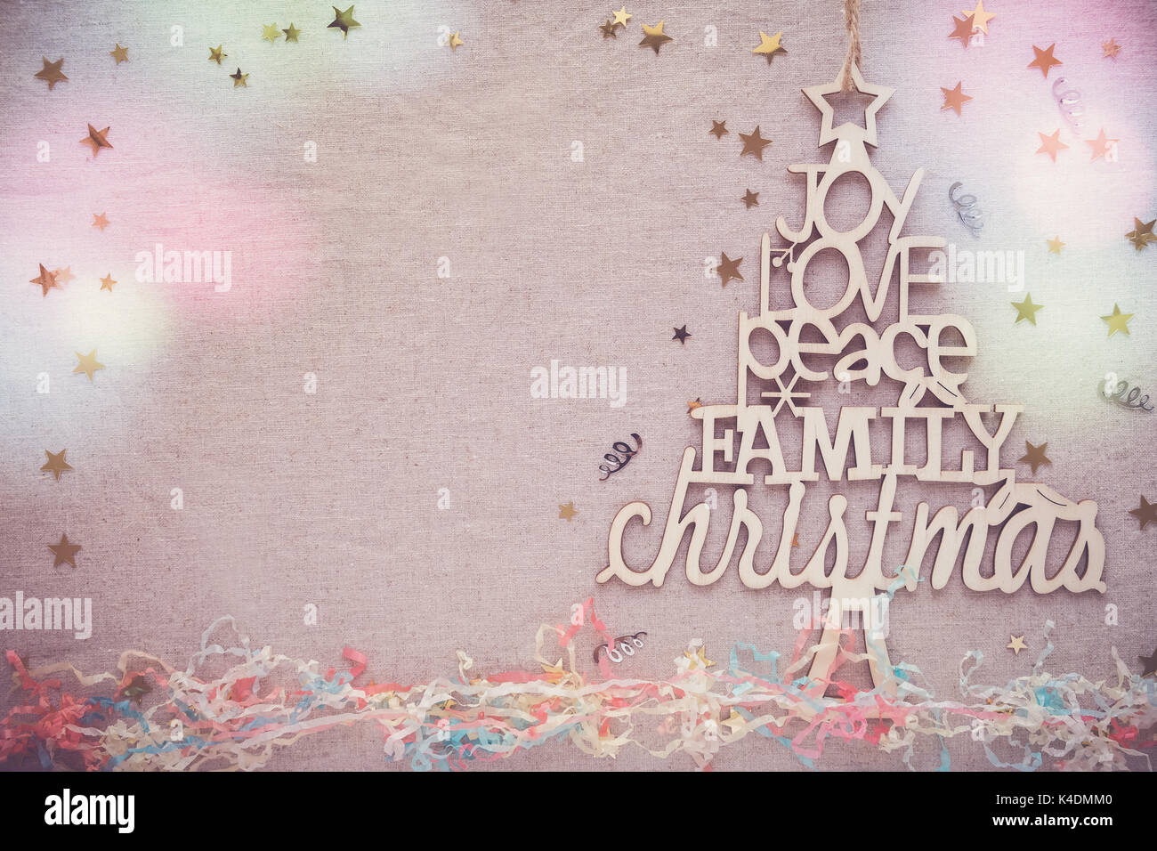 Weihnachtsbaum mit Liebe Freude Frieden Worte, urlaub Raum retro Hintergrund kopieren Stockfoto