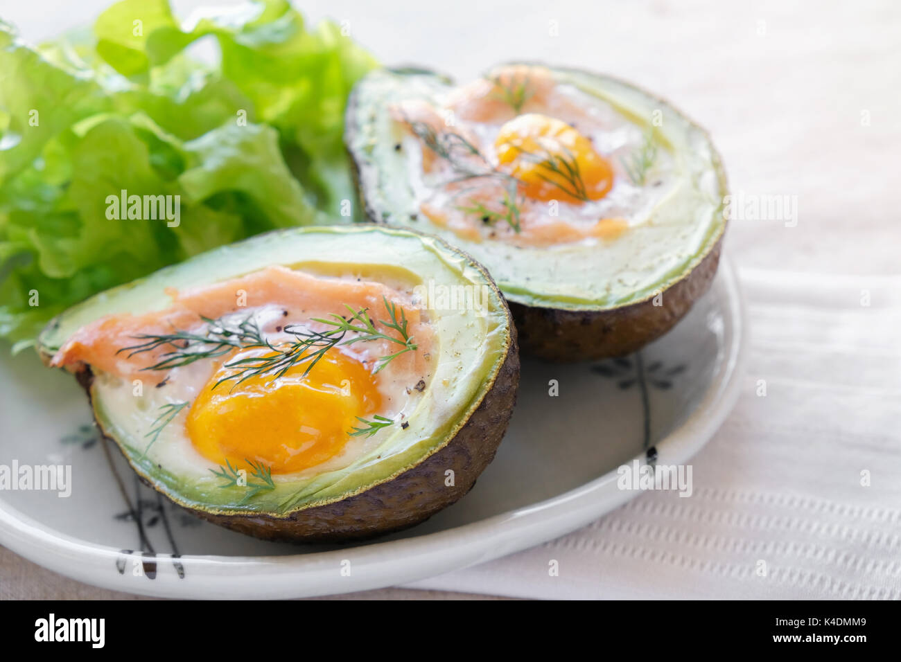 Gebackene geräucherter Lachs, Ei in avodaco, Ketogenic keto low carb Diät Lebensmittel Stockfoto