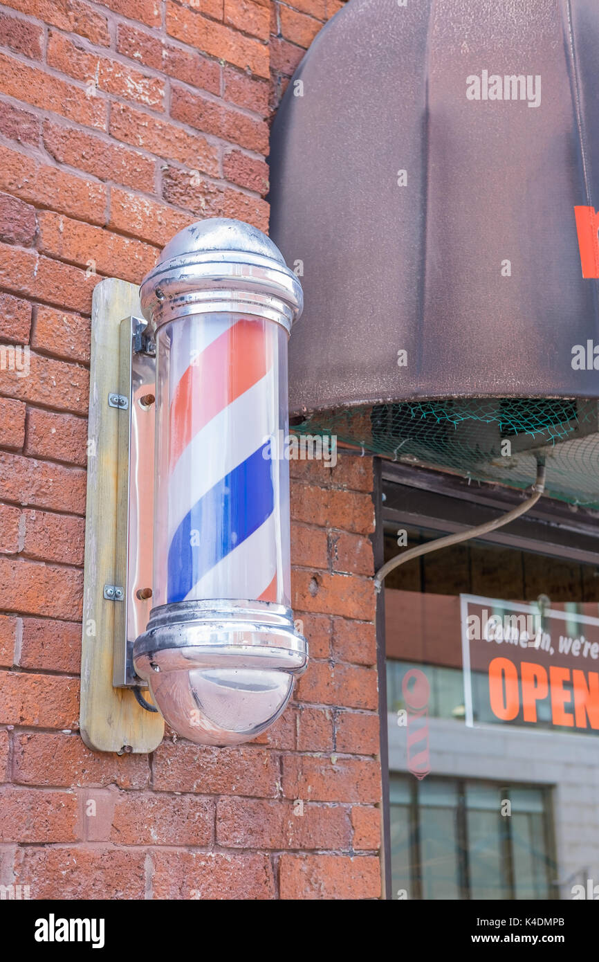 Elektrischer Spirale barber Pole außerhalb eines lokalen Friseur. Stockfoto