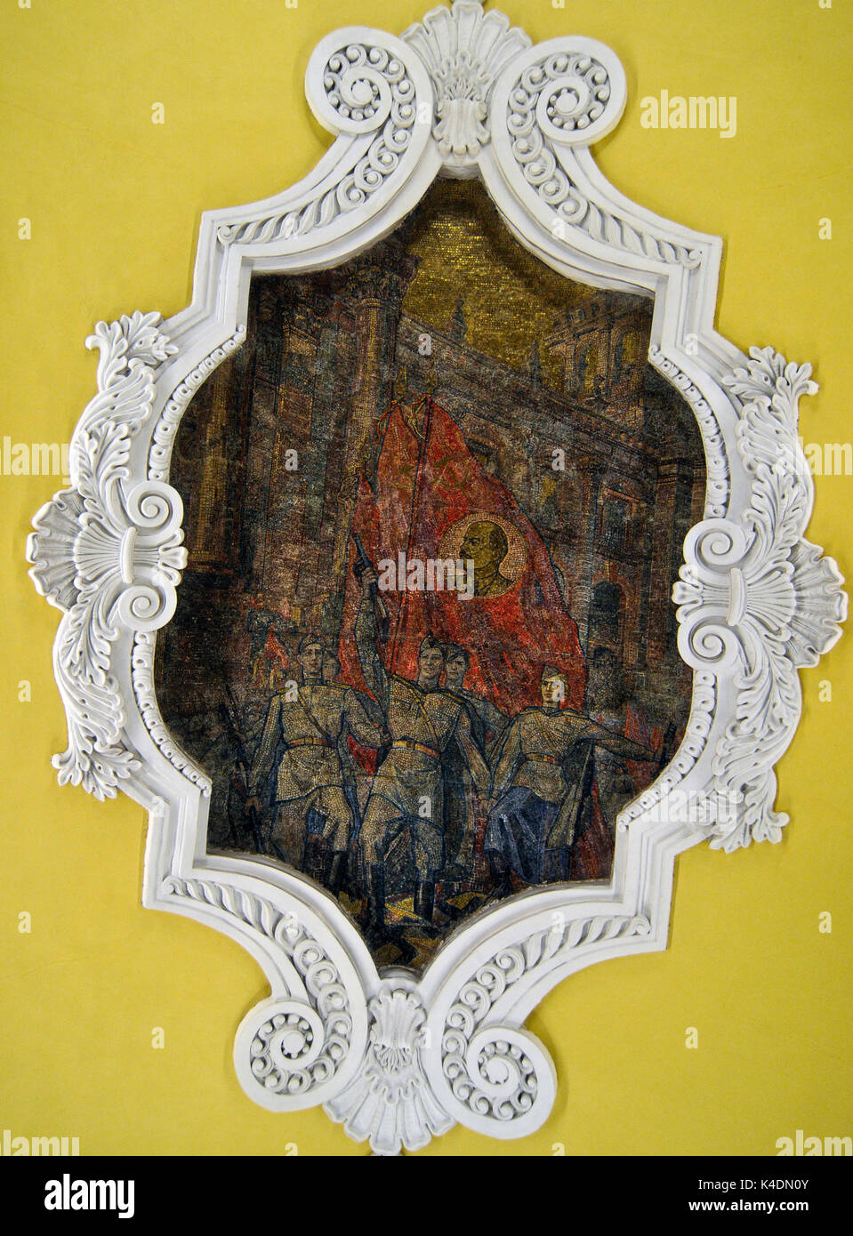 Sowjetische Soldaten mit Lenin Flagge. Mosaik, Komsomolskaja Station, Moskauer Metro Stockfoto