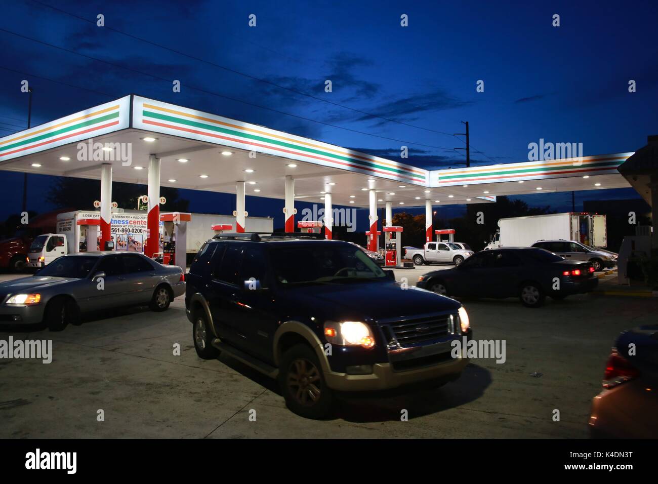 Autos versuchen, Gas, Pumpen zu erhalten sind leer vor Hurrikan Irma an einem 7-Eleven Station an der 48th Street und Powerline Road Deerfield Beach, Florida Stockfoto