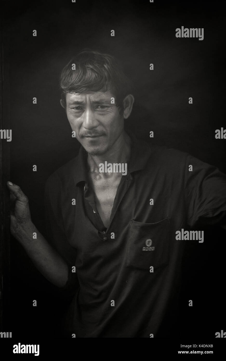 Mann in Türdurchgang in einem Bergdorf, Shan Staat, Burma, Myanmar, Südostasien Stockfoto