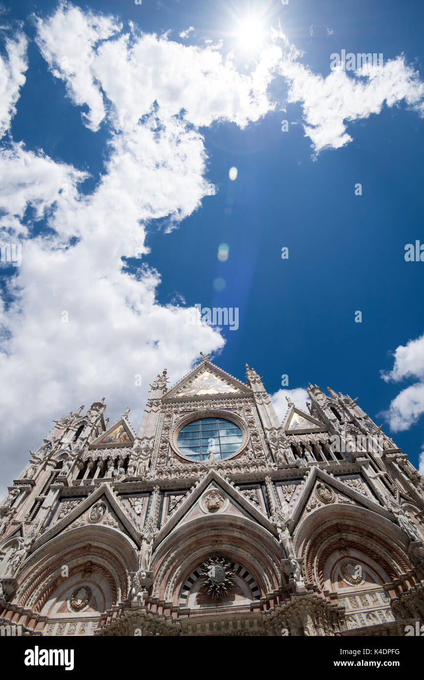 Die Fassade der Kathedrale von Siena vor dem Hintergrund des blauen Himmels und flauschigen weissen Wolken, Siena Toskana Italien Europa EU Stockfoto