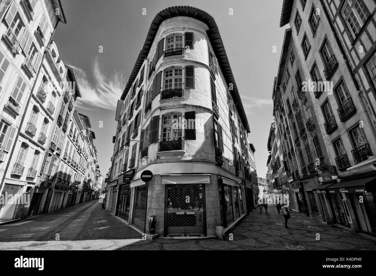 Altes Gebäude mit einer runden Ecke zwischen Rue Victor Hugo von der Rue de Castets (Bayonne, Frankreich). Stockfoto