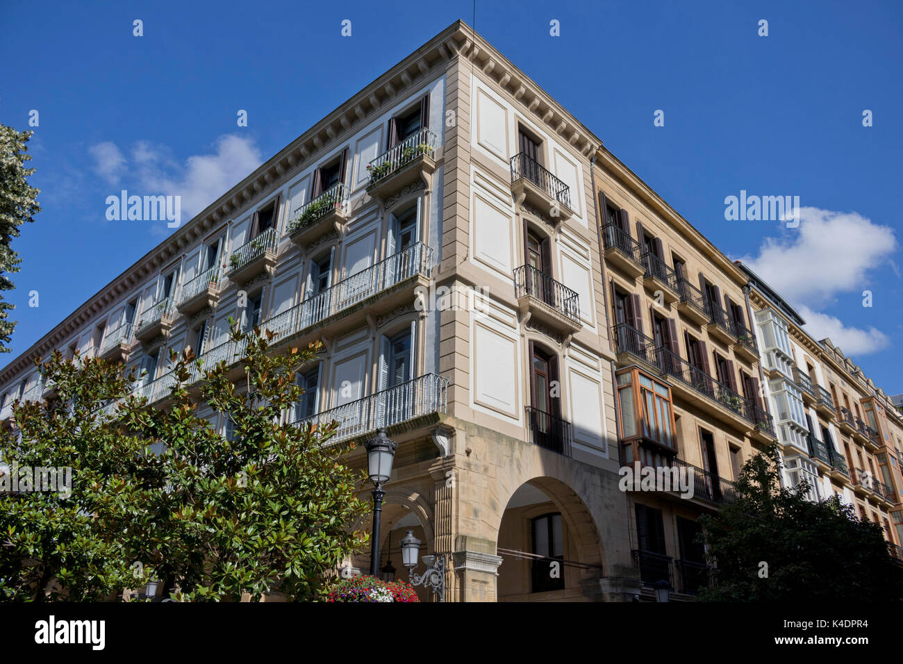 Zwei Perspektive eines alten Gebäudes (Donostia, Guipúzcoa). Stockfoto