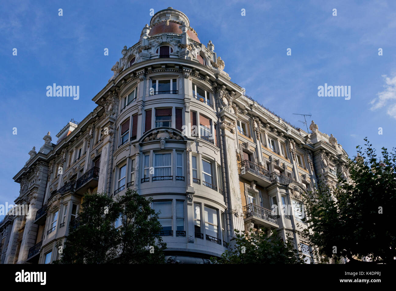 Alte klassische Gebäude mit Nachmittag Sonnenlicht (Donostia, Guipúzcoa). Stockfoto