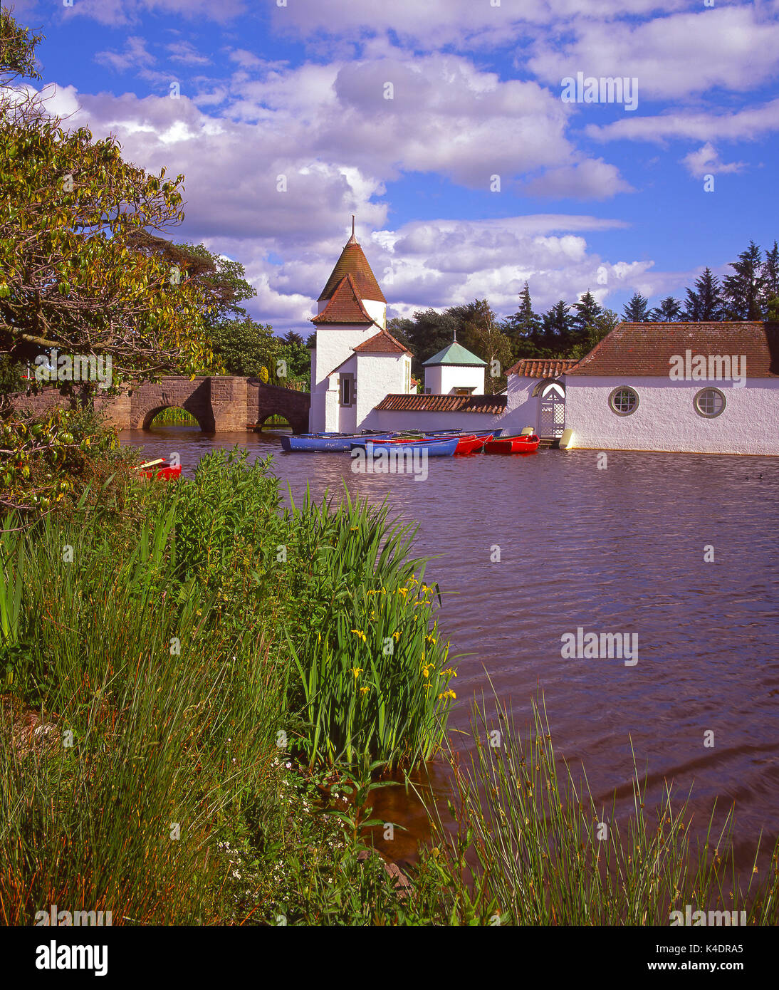 Einen schönen Sommer Blick vom Ufer der See zum Bootfahren in Craigtoun Country Park in der Nähe von St Andrews, Fife Stockfoto