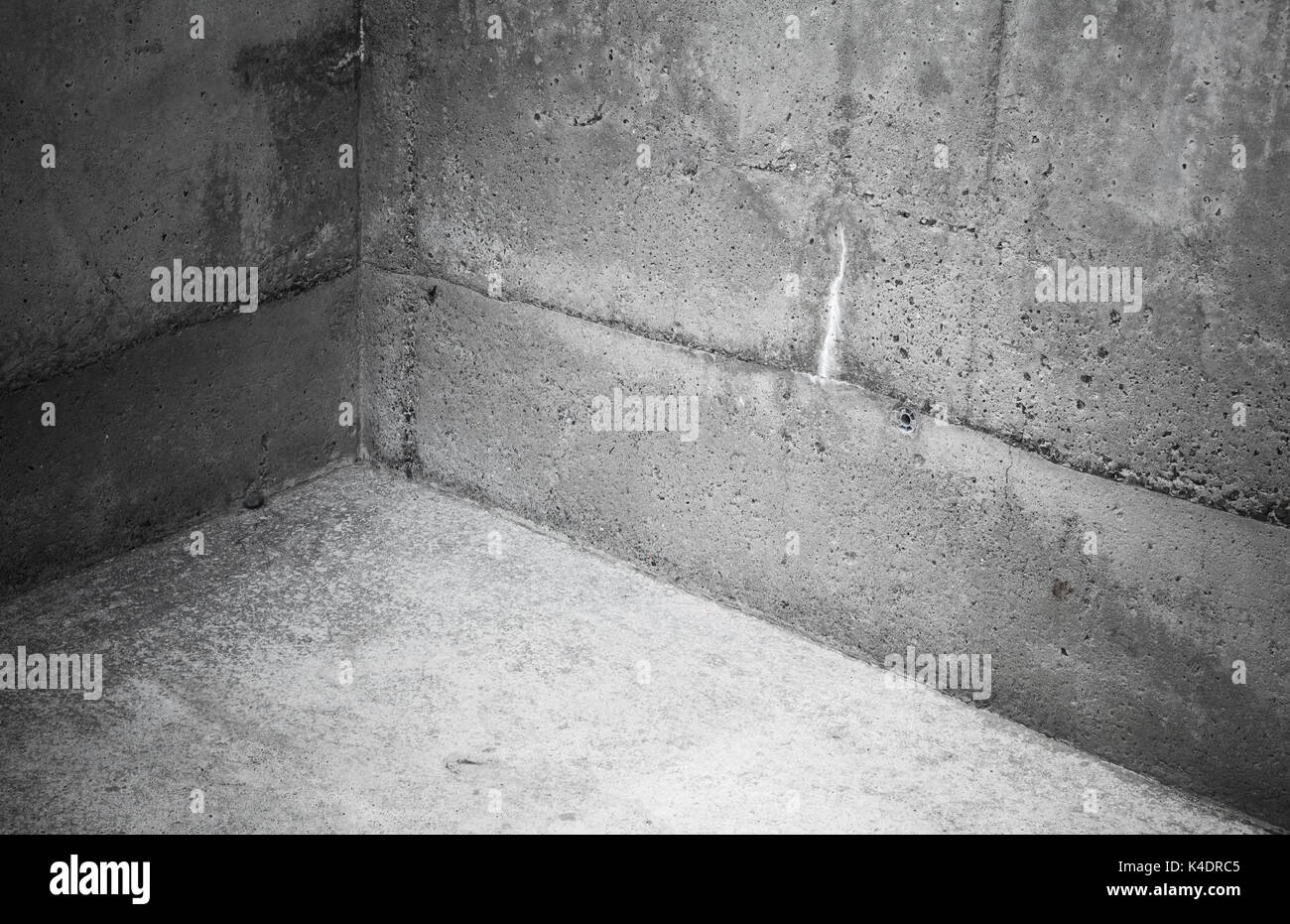 Abstrakte innere Fragment eines leeren konkrete Zimmer, Ecke von grauen Stein Wände und Boden Stockfoto