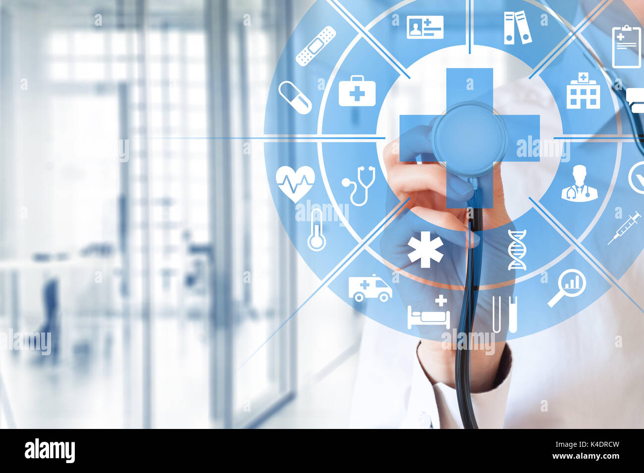 Gesundheit und medizinische Dienste Konzept mit kreisförmigen AR-Schnittstelle und Frau Doktor mit Stethoskop Stockfoto