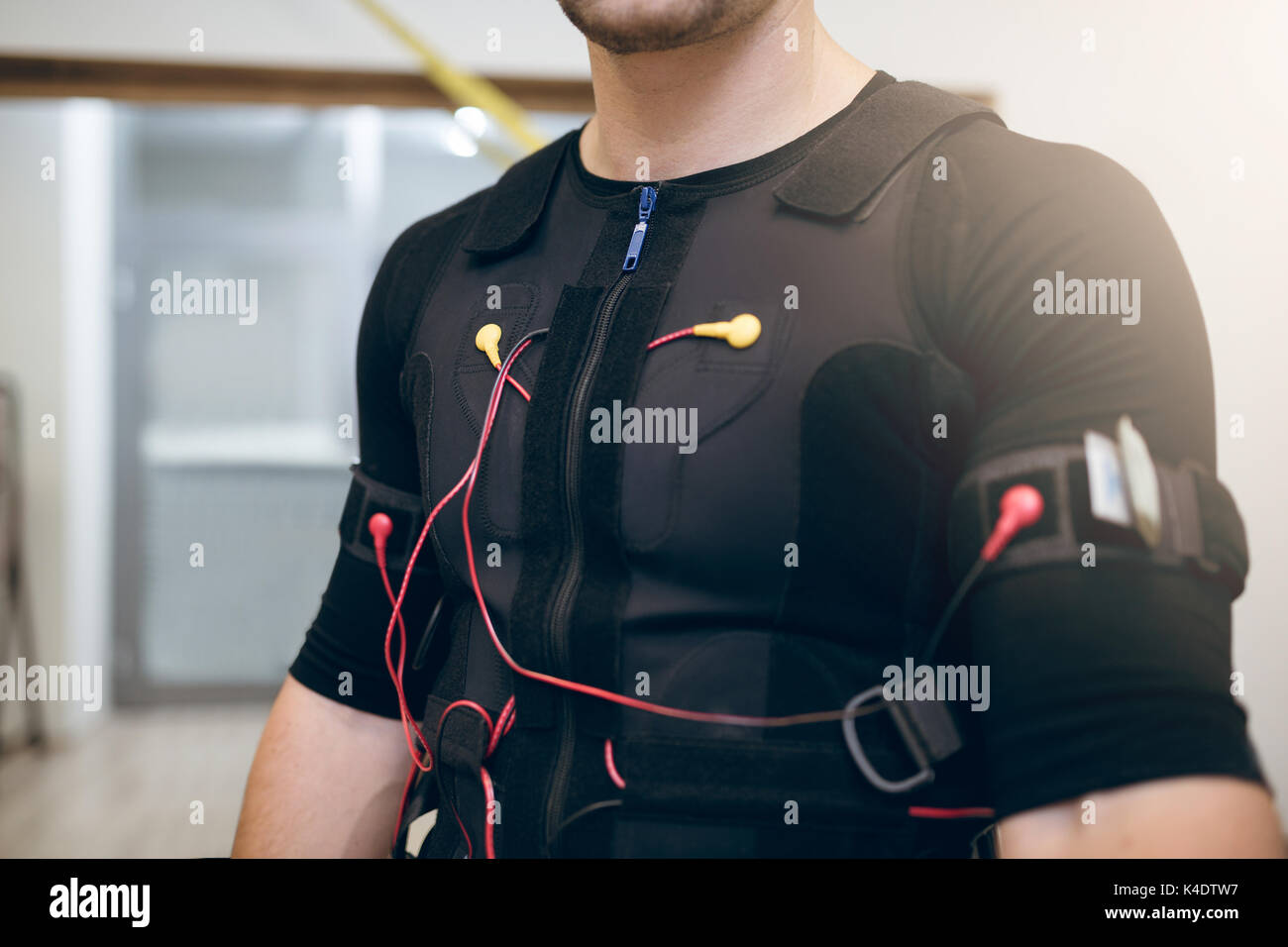 Vorne kurze Porträt der Mann im schwarzen Anzug für EMS-Training Stockfoto