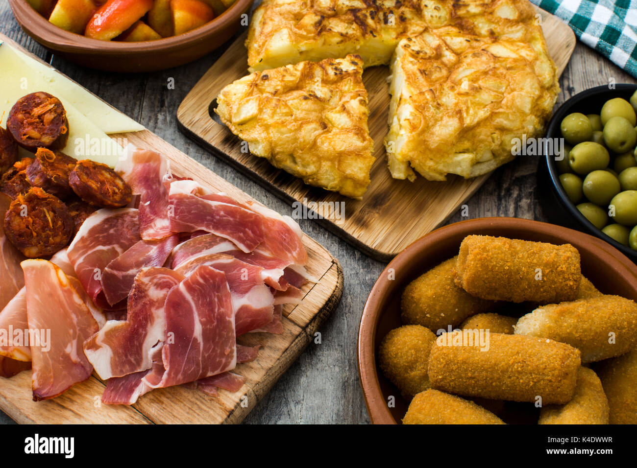 Traditionelle spanische Tapas. Kroketten, Oliven, Omelettes, Schinken und Patatas Bravas auf hölzernen Tisch Stockfoto