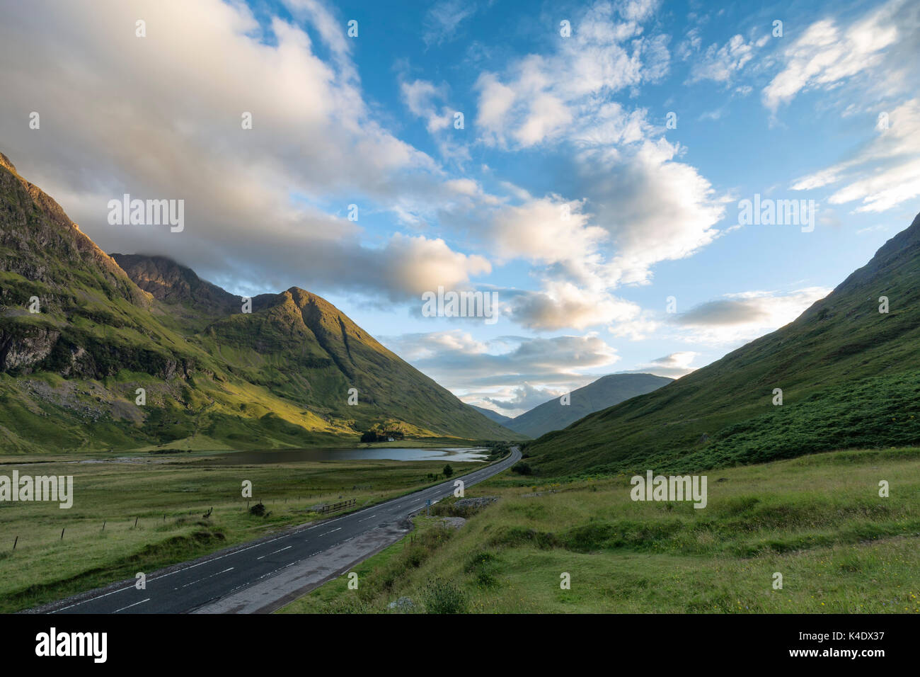 A82 Autobahn durch Achtriochtan Glecoe mit Loch in der Ferne und die Berge Aonach Dubh und eine T-sron in Schottland. Stockfoto