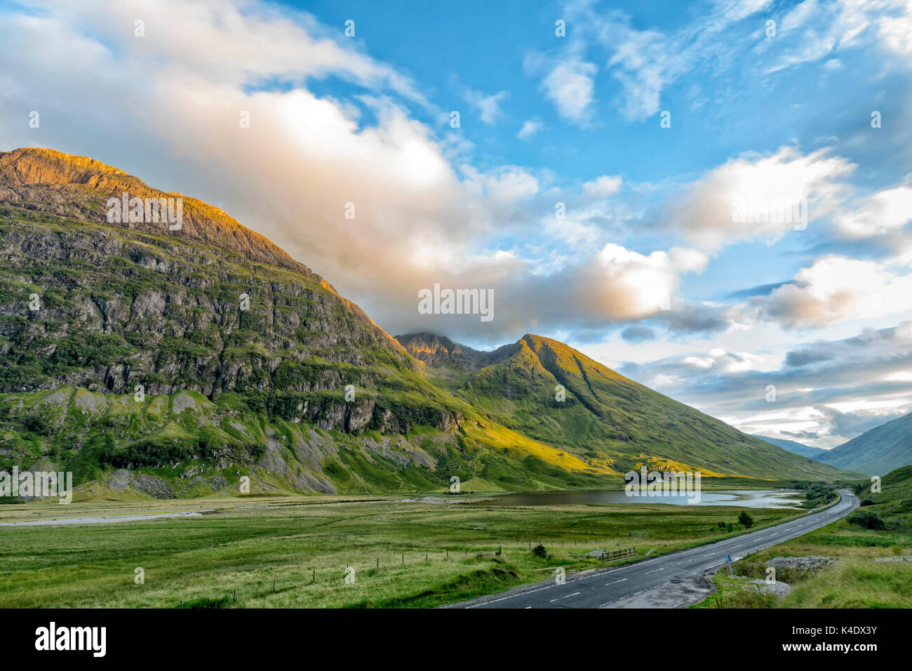 A82 Autobahn verläuft durch Glecoe Achtriochtan mit Loch in der Ferne und die Berge Aonach Dubh und eine T-sron in Schottland. Stockfoto