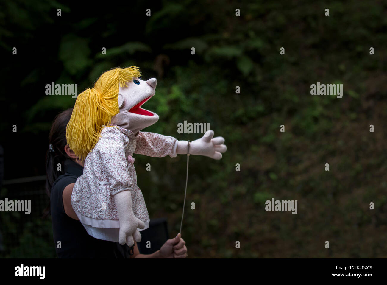Puppenspiel - Schauspieler und Puppen in den intelligentesten Riese in der Stadt in das Open Air Amphitheater im Trebah Garten in Cornwall. Stockfoto