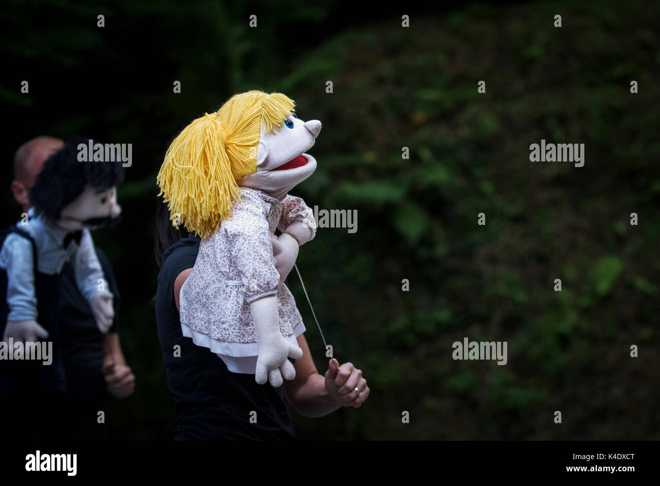 Puppenspiel - Schauspieler und Puppen in den intelligentesten Riese in der Stadt in das Open Air Amphitheater im Trebah Garten in Cornwall. Stockfoto