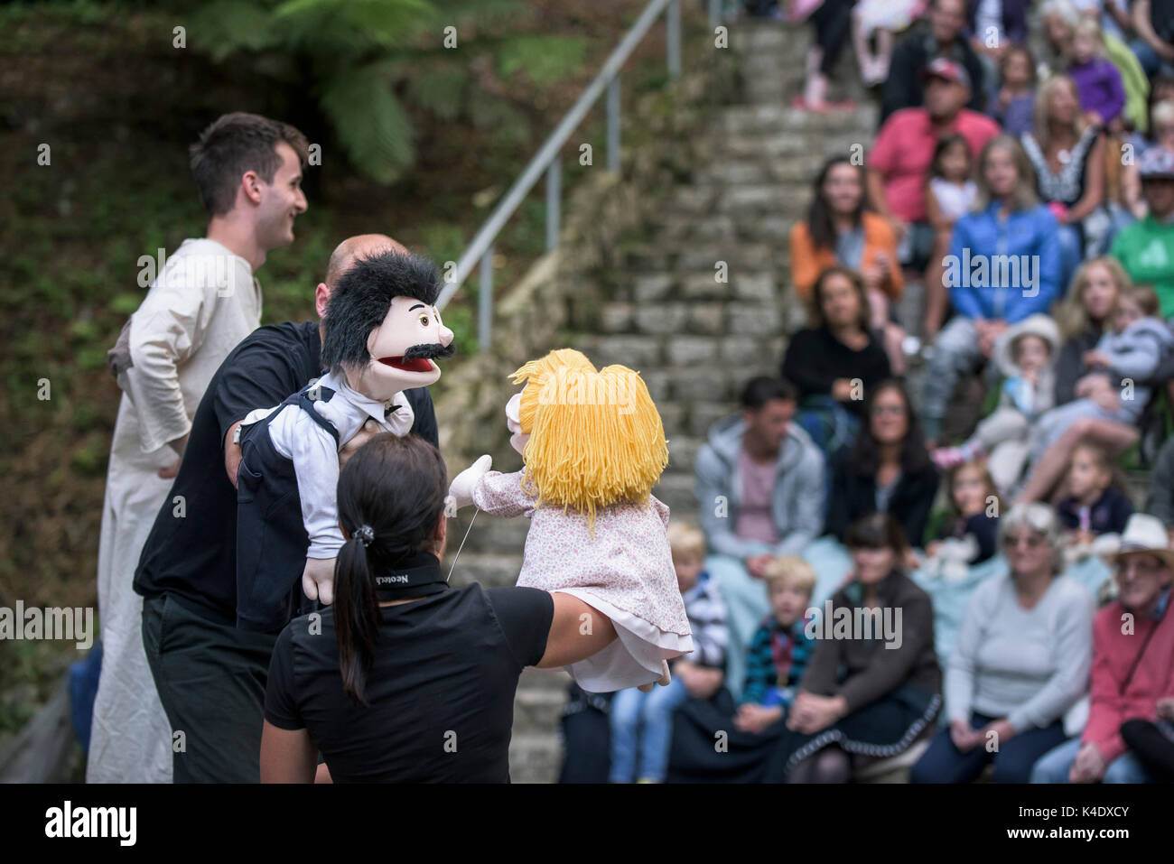 Trebah Garden Cornwall - Schauspieler und Puppen in den intelligentesten Riese in der Stadt in das Open Air Amphitheater im Trebah Garten in Cornwall. Stockfoto