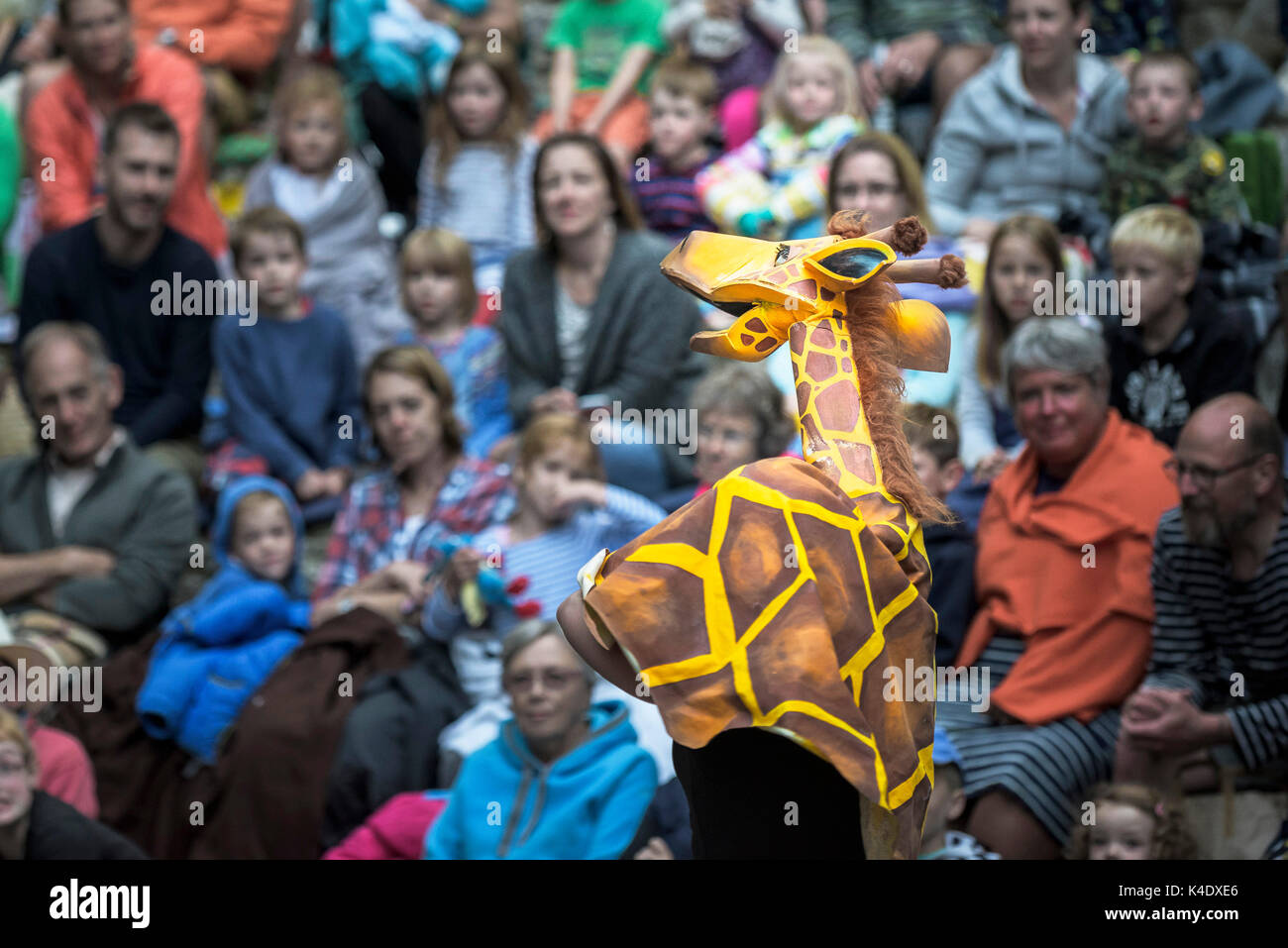 Puppenspiel - Schauspieler und Marionetten, die Den Intelligentesten Giganten in der Stadt im Open-Air-Amphitheater im Trebah Garden in Cornwall spielen. Stockfoto