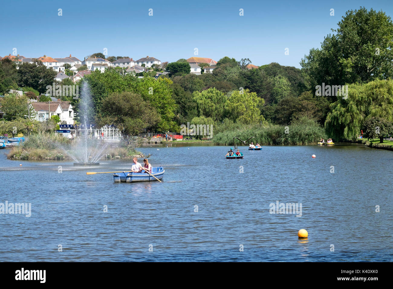 Newquay - Urlauber genießen selbst Rudern auf trenance See zum Bootfahren in Newquay, Cornwall. Stockfoto