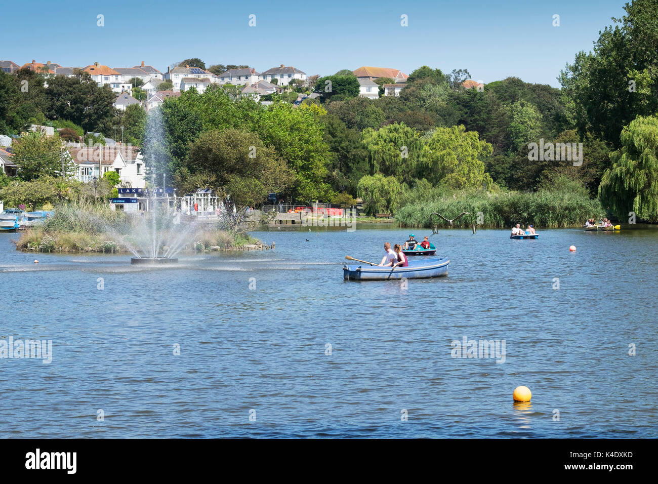Newquay - Urlauber genießen selbst Rudern auf trenance See zum Bootfahren in Newquay, Cornwall. Stockfoto
