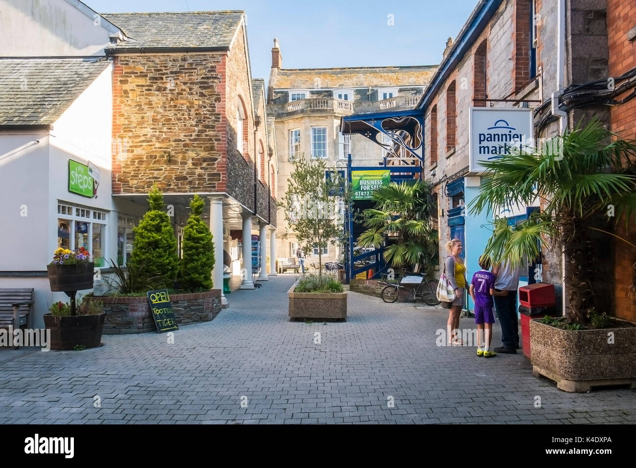 Tinners Hof, Kai, Truro - Geschäfte in einer ruhigen und attraktiven Innenhof in der Stadt Truro. Stockfoto