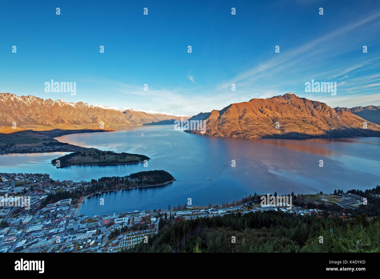 Schöne Sicht auf den See Wakatipu und Queenstown, Südinsel, Neuseeland. Stockfoto