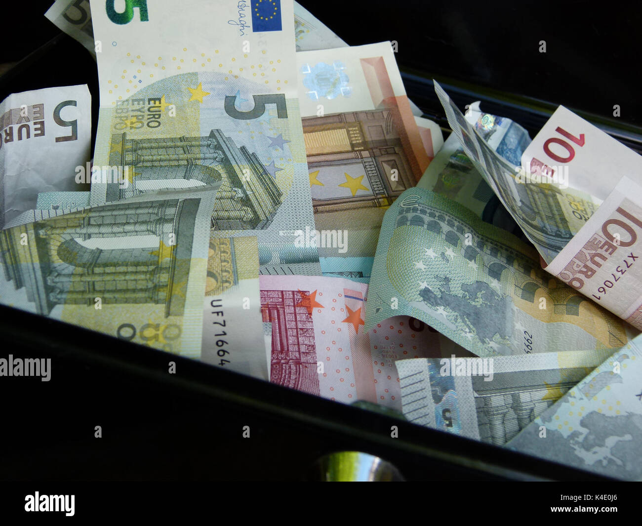 Symbol Für Schwarzes Geld. Euro-Banknoten in EINER Kasse Stockfoto