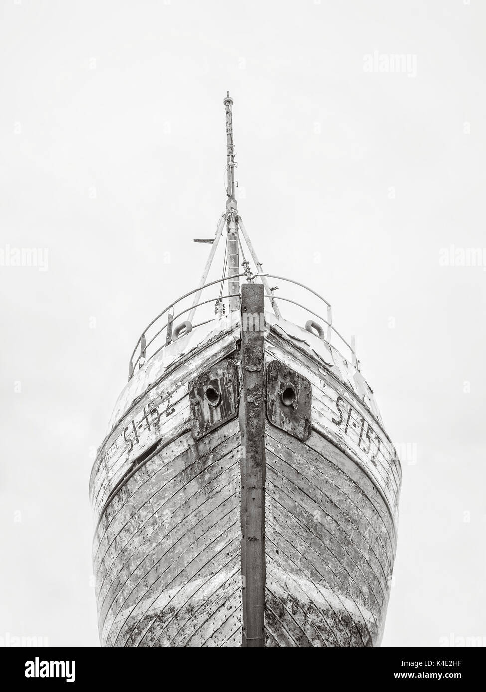 Eine Alte Holzerne Islandischen Fischerei Schiff Im Nebel Die Schwarz Weiss Fotografie Stockfotografie Alamy