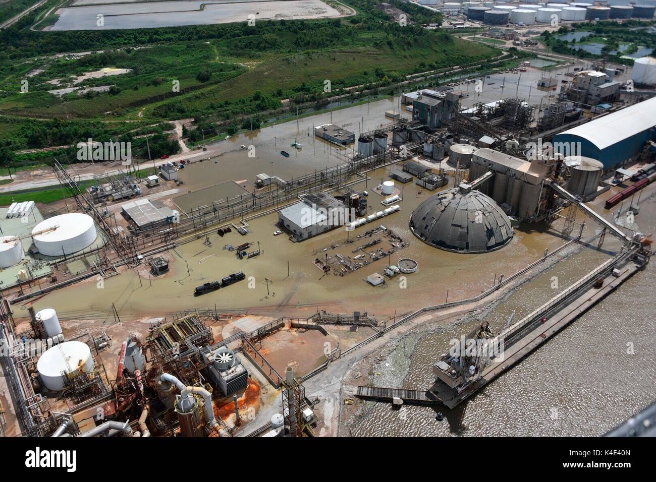 Luftaufnahme einer chemischen Belastung Terminal im Hafen von Houston als Küstenwache personal Look für Schäden am 31. August 2017 in Houston, Texas. Stockfoto