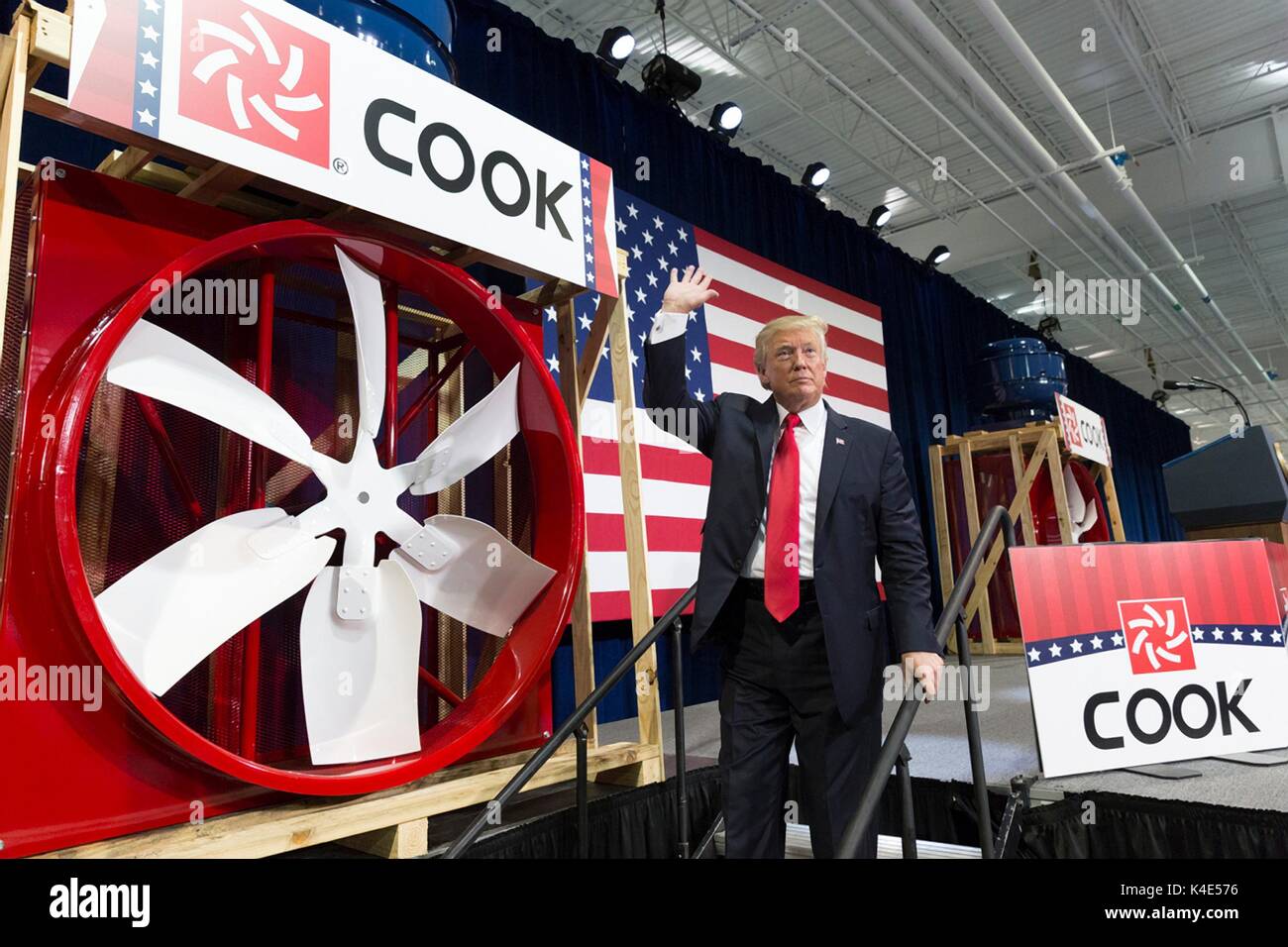 Us-Präsident Donald Trump Wellen, nachdem Sie eine Adresse über die Steuerreform, die auf die Loren Cook Firma August 30, 2017 in Springfield, Missouri. Stockfoto