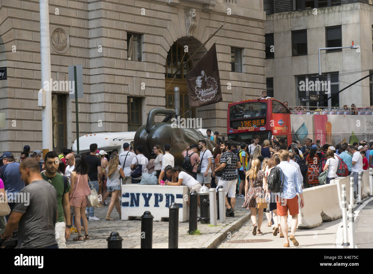 Die berühmten Charging Bull an der südlichen Spitze von Broadway im Finanzdistrikt ist immer von Menschen für ein Foto op.Manhattan, NYC umgeben. Stockfoto
