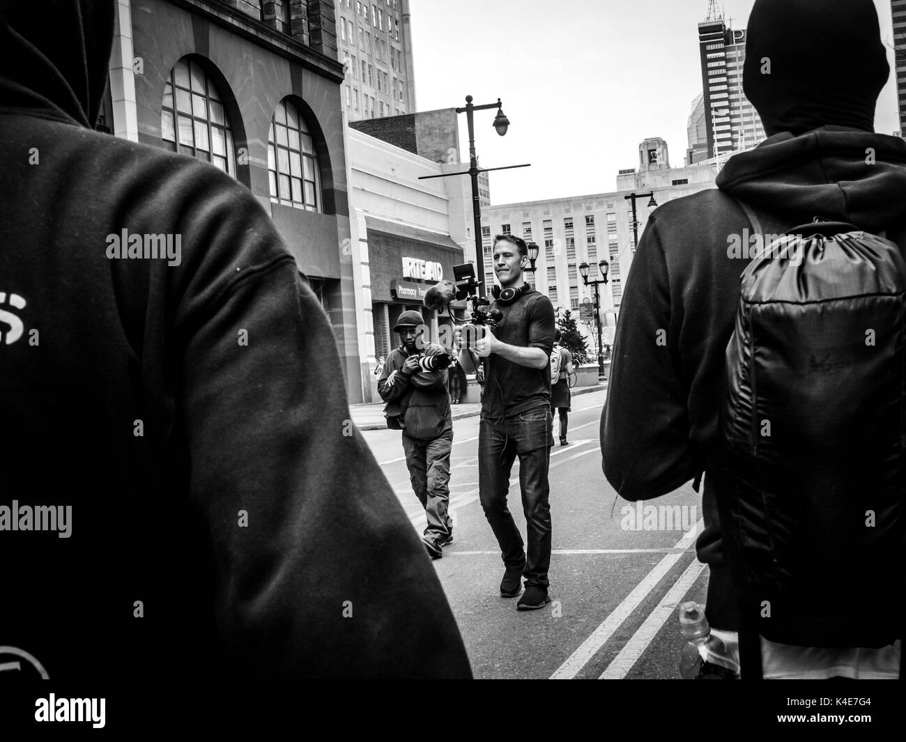 Hunderte von Antifaschistischen Demonstranten über Downtown Philadelphia Rout eine Gruppe von weissen Nationalisten an Pro-Trump Rallye Ende März 2017. Stockfoto