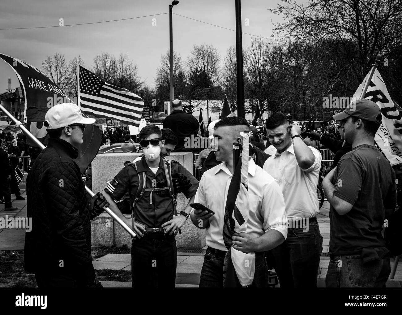 Mitglieder von Vanguard Nordamerika, eine gewalttätige faschistische Organisation durch ihre weißen Polo Shirts unterscheiden, kommen an der Rallye. Stockfoto