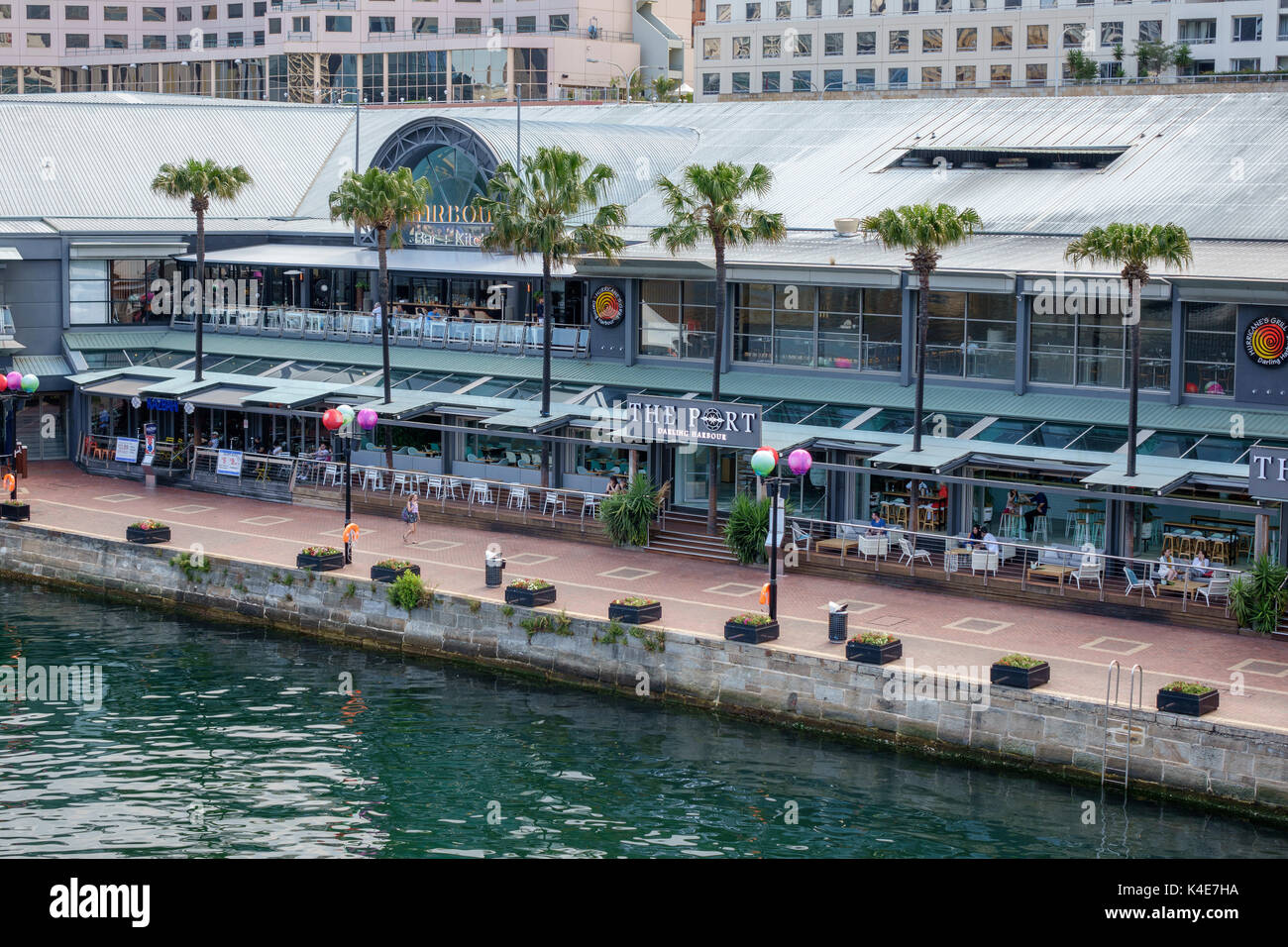 Der Hafen in Darling Harbour Bars und Restaurants und das Harbourside Shopping Centre mit dem Wasser Sydney Australien Stockfoto