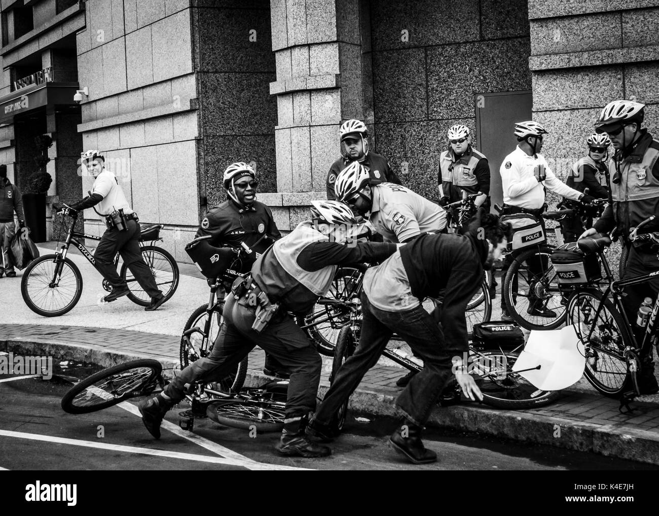 Hunderte von Antifaschistischen Demonstranten über Downtown Philadelphia Rout eine Gruppe von weissen Nationalisten an Pro-Trump Rallye Ende März 2017. Stockfoto