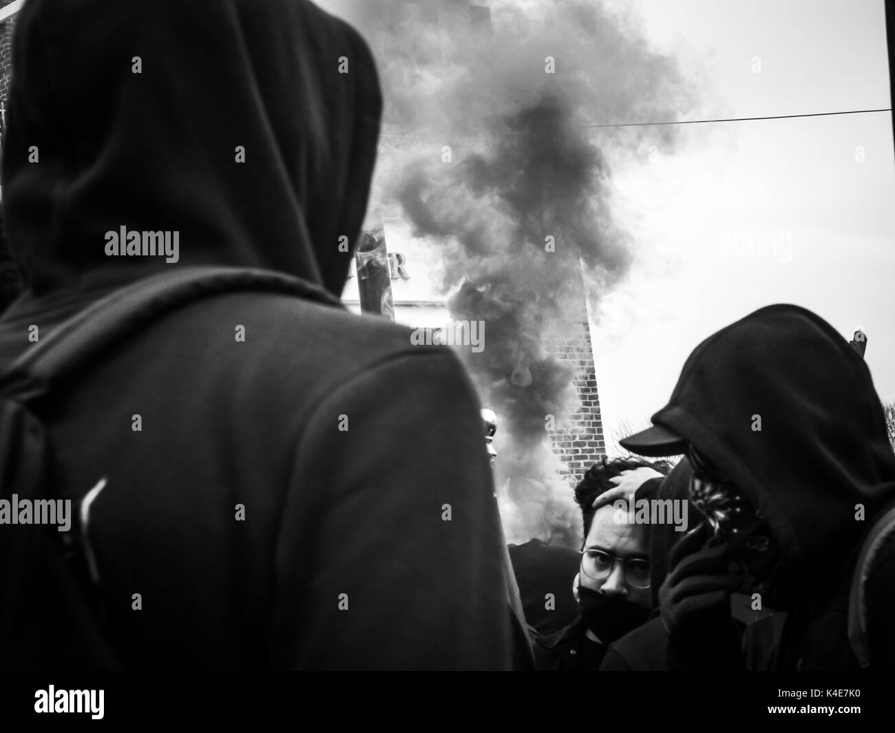 Hunderte von Antifaschistischen Demonstranten über Downtown Philadelphia Rout eine Gruppe von weissen Nationalisten an Pro-Trump Rallye Ende März 2017. Stockfoto