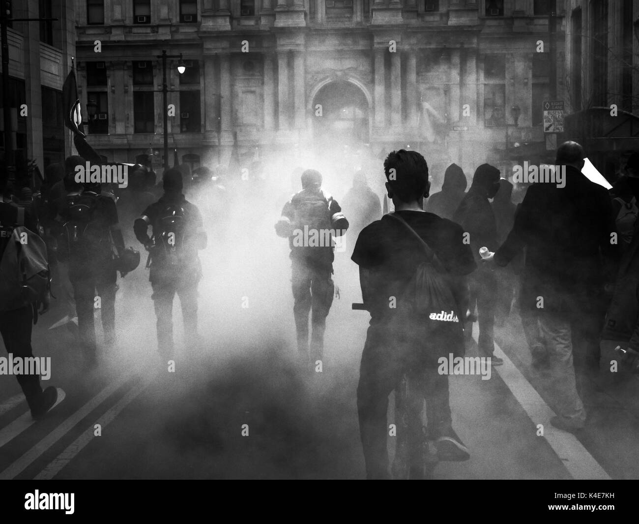 Hunderte von Antifaschistischen Demonstranten über Downtown Philadelphia Rout eine Gruppe von weissen Nationalisten an Pro-Trump Rallye Ende März 2017. Stockfoto
