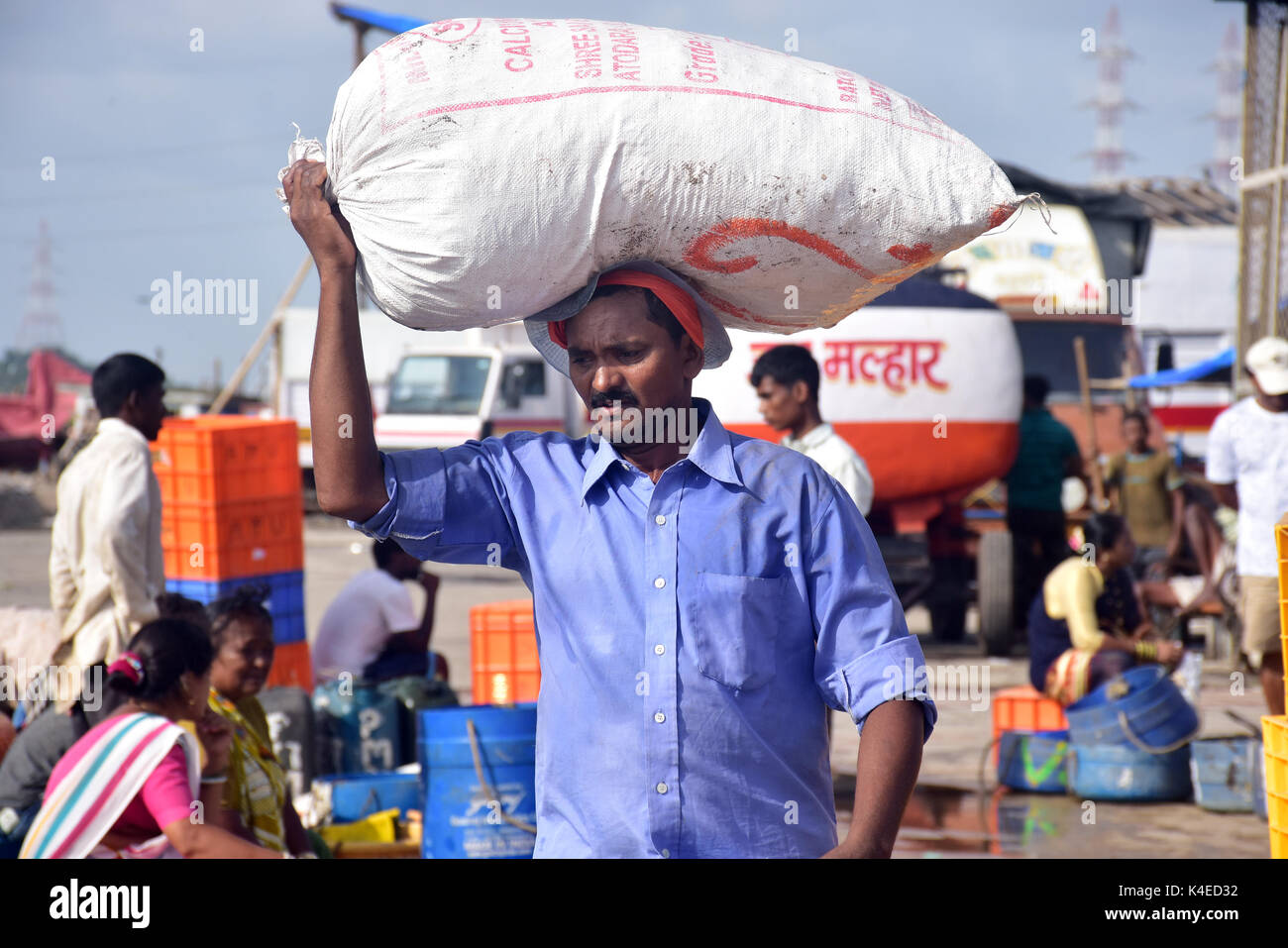 Mumbai, Indien. 5. September 2017. Koli Angeln Gemeinschaft Mann und Frauen an versova Fischmarkt in Mumbai. Stockfoto
