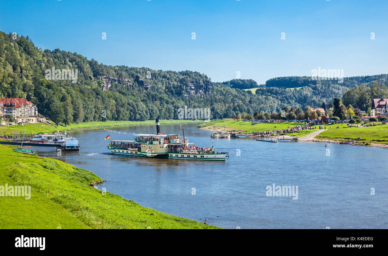 Sächsische Schaufelraddampfer "Pirna" navigieren auf die Elbe bei Rathen in der Sächsischen Schweiz, Deutschland Stockfoto